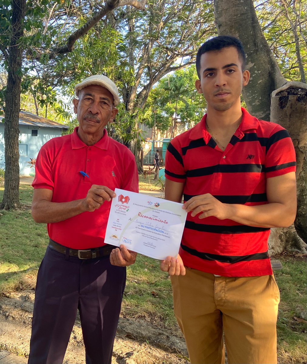 Por resultar premio en la 49 Edición del Seminario Juvenil de Estudios Martianos se le hace entrega de un reconocimiento especial a Enrique Valera González (nuestro querido y carismático Henry)
#MartiVive #CubaMined #TareaDeGrandes #PorLasTunasLaVictoria