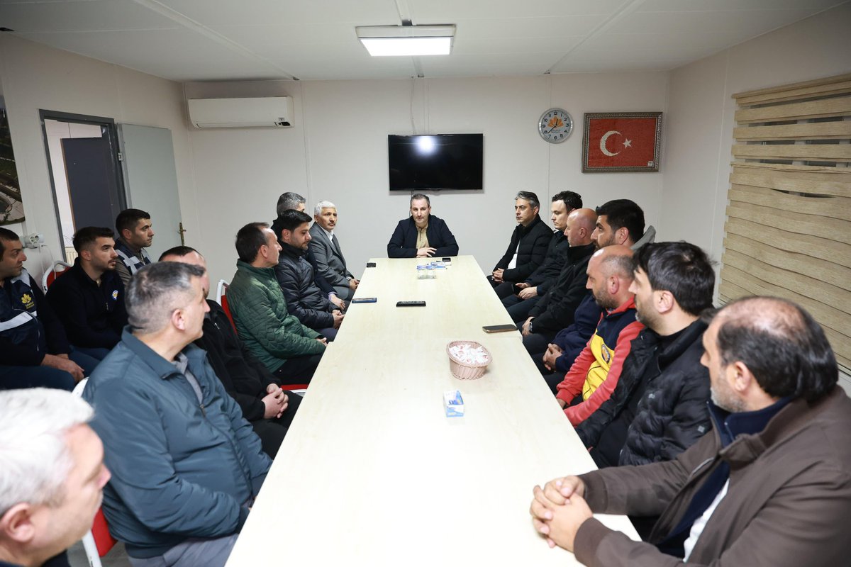 alitombastr's tweet photo. Hemşehrilerimizin talep ve ihtiyaçlarını karşılamak için aralıksız çalışan Destek Hizmetleri Müdürlüğümüzü ziyaret edip sahada yürütülen çalışmalar hakkında değerlendirme toplantısı yaptık. 

Her zaman olduğu gibi bu zor günde de hemşehrilerimizin yanındayız. https://t.co/wrxpdmIa9P