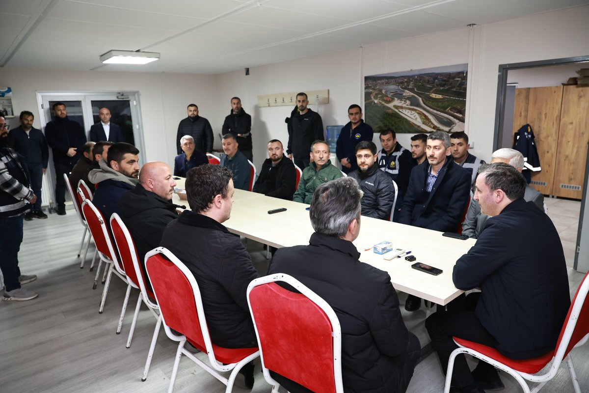 alitombastr's tweet photo. Hemşehrilerimizin talep ve ihtiyaçlarını karşılamak için aralıksız çalışan Destek Hizmetleri Müdürlüğümüzü ziyaret edip sahada yürütülen çalışmalar hakkında değerlendirme toplantısı yaptık. 

Her zaman olduğu gibi bu zor günde de hemşehrilerimizin yanındayız. https://t.co/wrxpdmIa9P