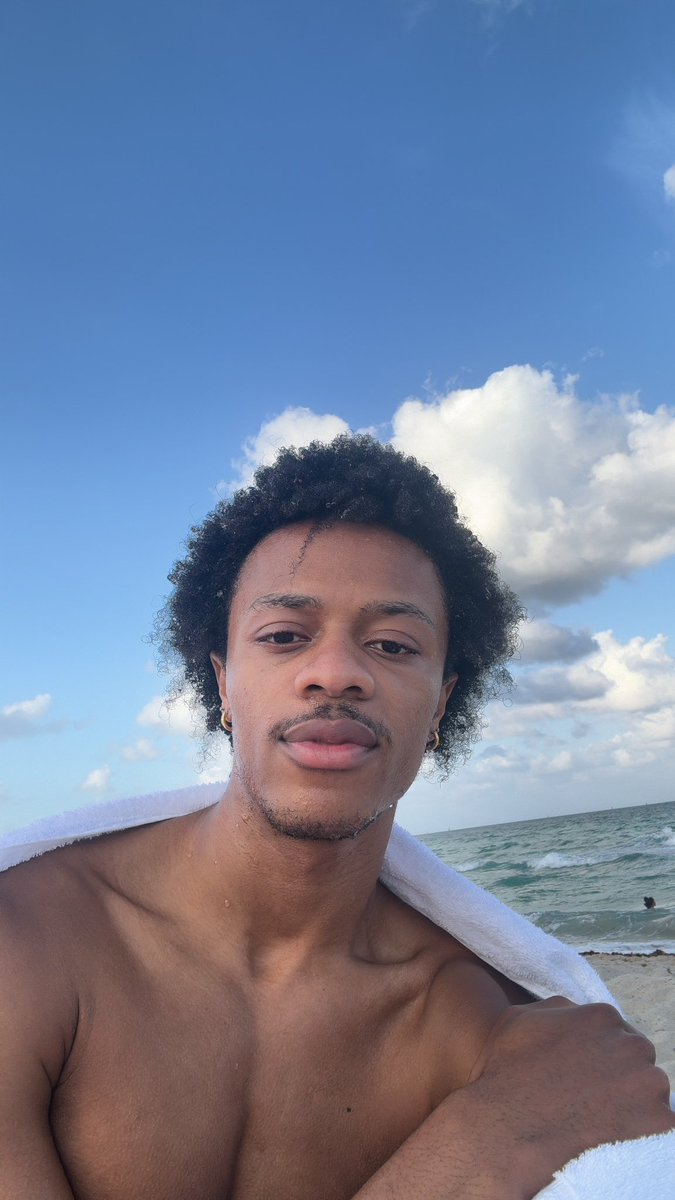 deandresevon's tweet photo. I’m really meant to spend my days on the beach fr https://t.co/p3Vskd4BWI