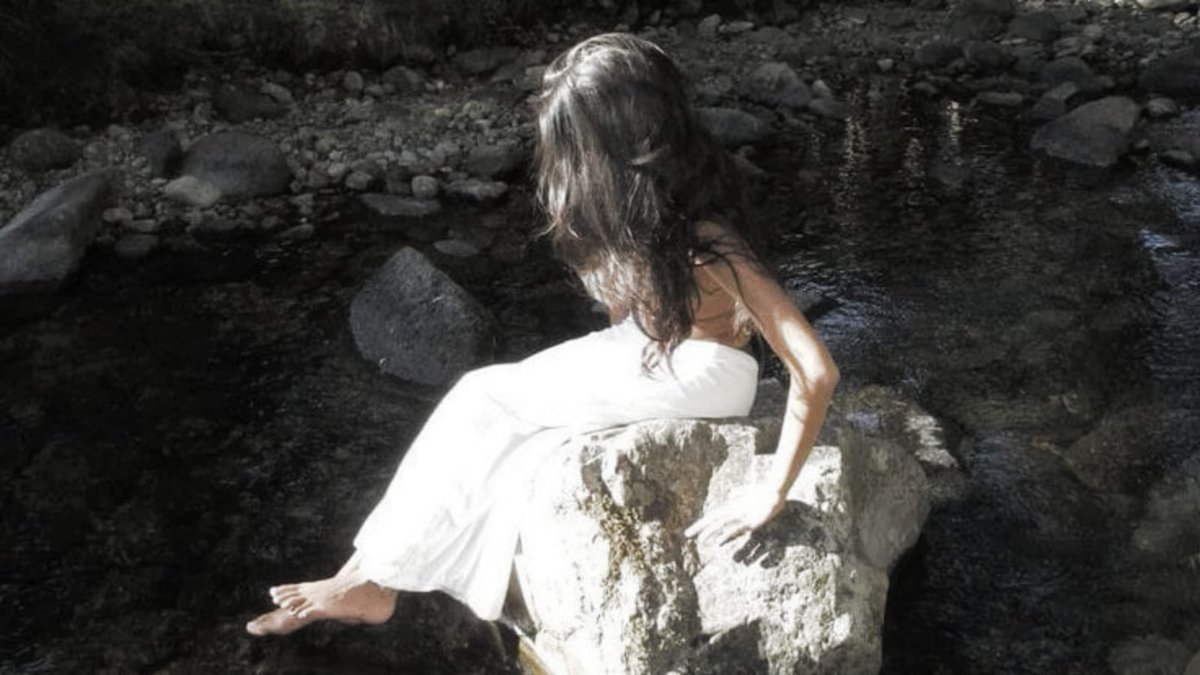 sofiasrafe's tweet image. blue light, rafe cameron au.

uma vila presa no tempo é controlada por um culto, e elodie não teve escolhas a não ser segui-lo. quando mortes misteriosas surgem, ela desconfia que o perigo não vem de fora, mas de dentro. e talvez rafe, filho do líder, saiba mais do que deveria.