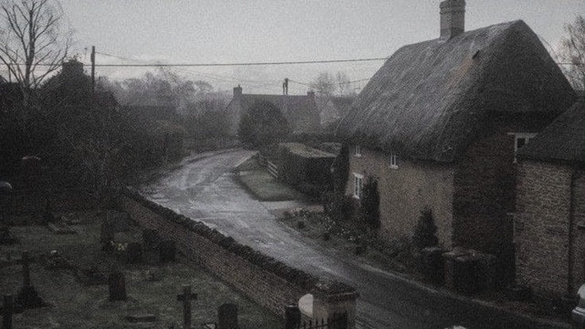 sofiasrafe's tweet image. blue light, rafe cameron au.

uma vila presa no tempo é controlada por um culto, e elodie não teve escolhas a não ser segui-lo. quando mortes misteriosas surgem, ela desconfia que o perigo não vem de fora, mas de dentro. e talvez rafe, filho do líder, saiba mais do que deveria.