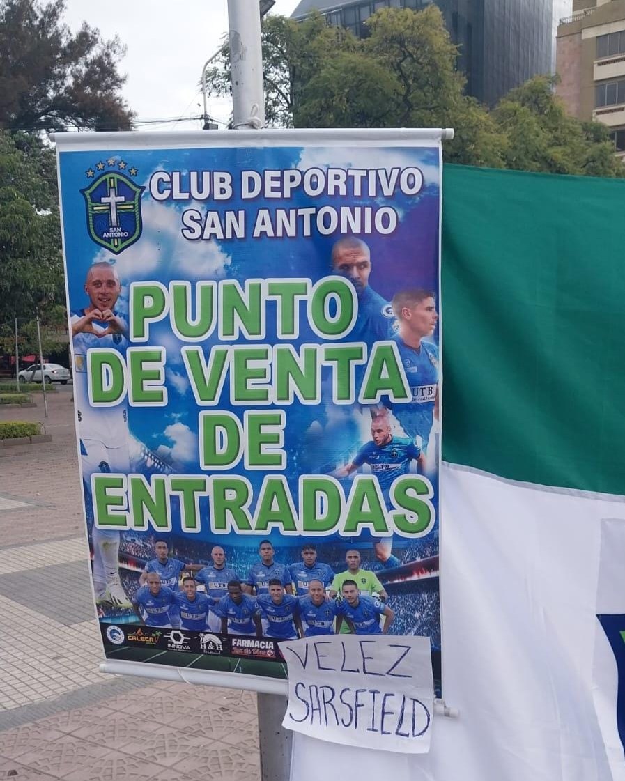 OC_Libertadores's tweet photo. Así vendían las entradas para la gente de Vélez Sarsfield en Cochabamba previo al duelo ante San Antonio Bulo Bulo 🏆👀

LA BENDITA COPA LIBERTADORES 🚬 https://t.co/DlQVP6nyHN