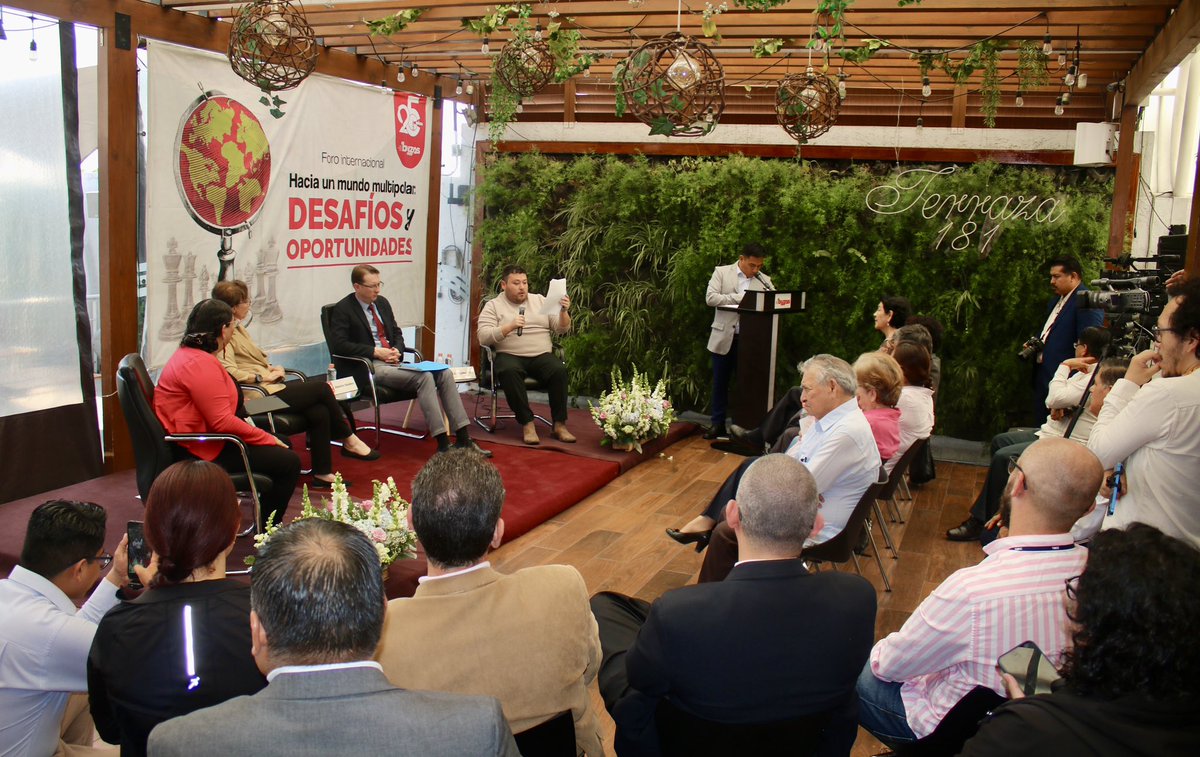 MCasiqueOlivos's tweet photo. #ForoInternacional I Viable un mundo multipolar, en el que debe incluirse México. La mañana de este miércoles, la revista nacional de análisis político @BuzosNoticias, realizó el “Foro internacional: Hacia un mundo multipolar, desafíos y oportunidades”. Ahí, Alexander Batadeev, Ministro Consejero de la @EmbRusiaMexico, uno de los ponentes, aseguró que “La verdadera democracia es posible en un mundo multipolar, en el que cada pueblo y sociedad tiene derecho a elegir su propio camino de desarrollo”; el evento estuvo organizado en el marco de los festejos de #25AñosDeBuzos 

Tanto la moderadora, Tania Zapata Ortega, directora editorial de la revista, como los otros dos ponentes, @NydiaEgremy_, internacionalista y Aquiles Celis, historiador por la #UNAM, especializado en movimientos estudiantiles y populares, coincidieron en que el mundo multipolar no puede ser solamente una alianza entre Estados, sino que necesita del impulso consciente de los pueblos que luchan contra el orden imperialista. #HaciaUnMundoMultipolar