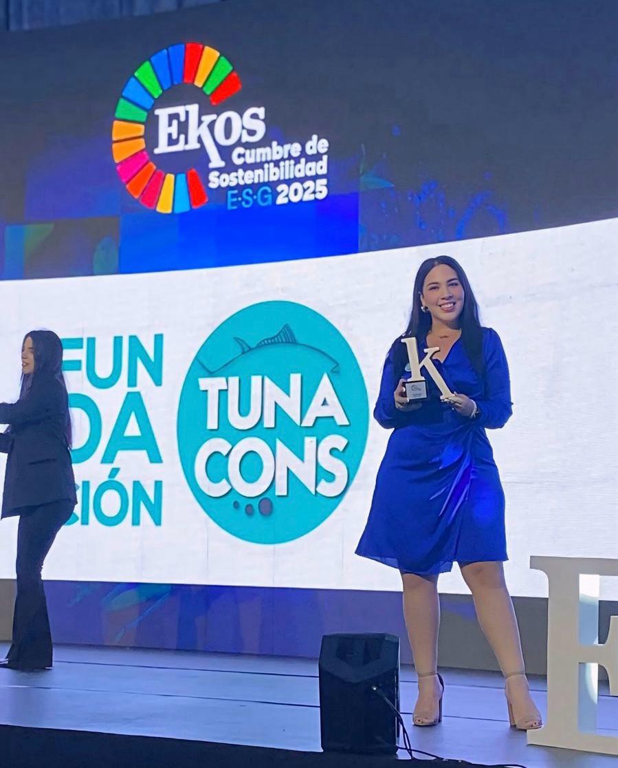 TUNACONSorg's tweet photo. 🌿 En la #CumbredeSostenibilidad EKOS #2025 fuimos reconocidos como una de las ONG que aportan al desarrollo sostenible en Ecuador.
Un impulso más para seguir trabajando juntos por un ecosistema marino sano. 🌊💚
#EKOS2025 #YoApoyoLaPescaResponsable #Sostenibilidad #Tunacons https://t.co/ipbzBivSvo