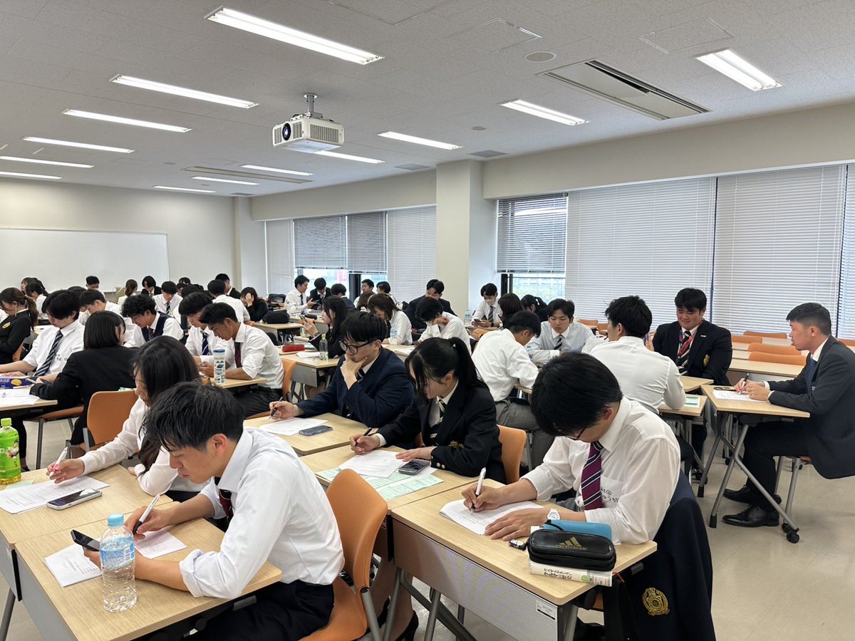【2025年  第1回四私大会議】

開催日時：4月20日(日)
開催場所：立命館大学大阪いばらきキャンパス

関関同立の体育会学生本部員が集まり、四私大会議が行われました。

今回は、体育会本部の存在意義や各大学の広報について考え、意見交換を行いました。