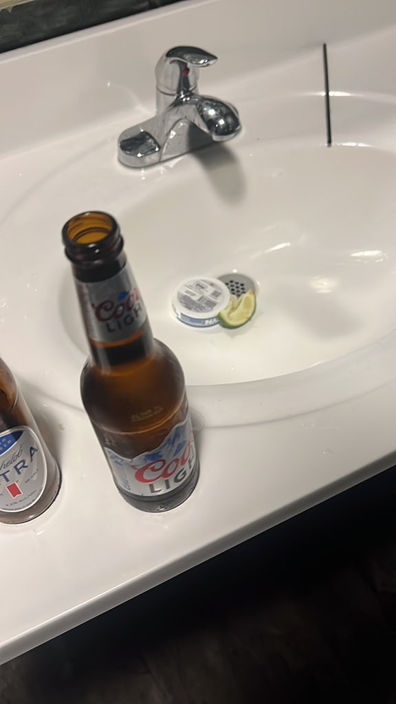 tjgooner50's tweet photo. Uptown you have been pissed on by the #sinkpisser #expand https://t.co/dEPyhSEC7q