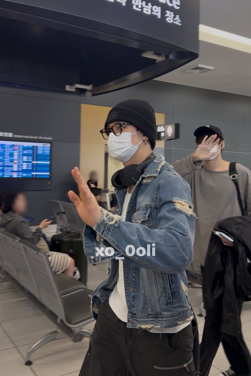xo_0oli's tweet photo. 250424 txt ㅌㅂㅌ 입국 入国 NGOトゥバ ✈️

졸릴 것 같아💤

#연준 #투바 #ヨンジュン  #txt #トゥバ https://t.co/YULv8KLR1M