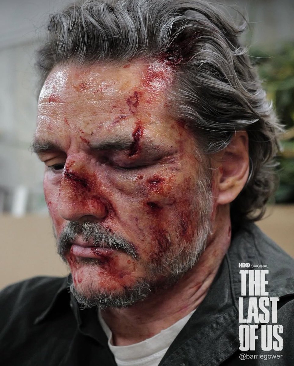 CentralPascal's tweet image. 📸| Nova foto de Pedro Pascal nos bastidores de #TheLastOfUs postada pelo designer de próteses Barrie Gower.

Pedro precisou reaplicar várias vezes a maquiagem e a cena levou 1 semana para ser concluída.