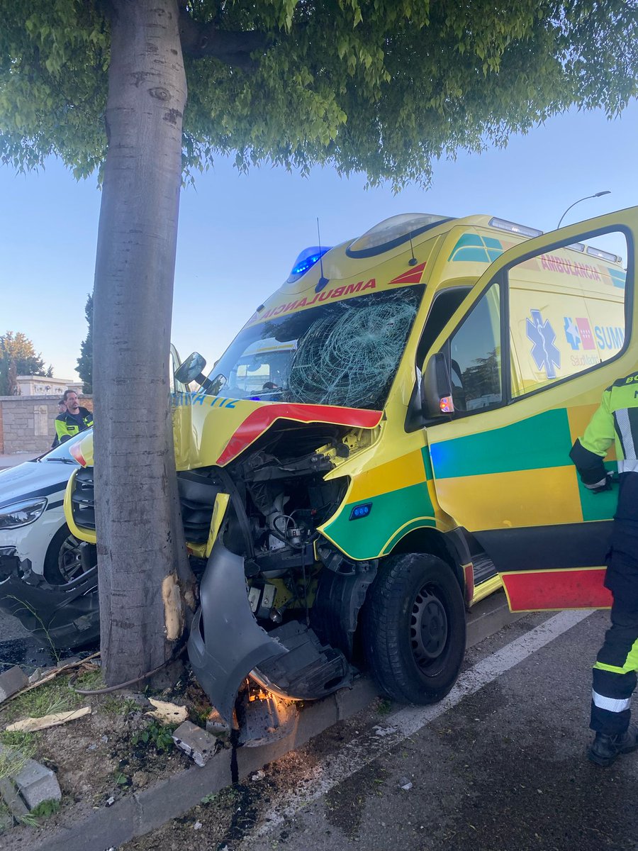 Sirva esta imagen para visibilizar que los #MUE #DUE y #TES de #extrahospitalaria estamos expuestos a muchos riesgos... ¿Imaginan las consecuencias si no hiciesen uso del cinturón de seguridad, también en el habitáculo asistencial? ¡Pronta recuperación a l@s compañer@s afectad@s!