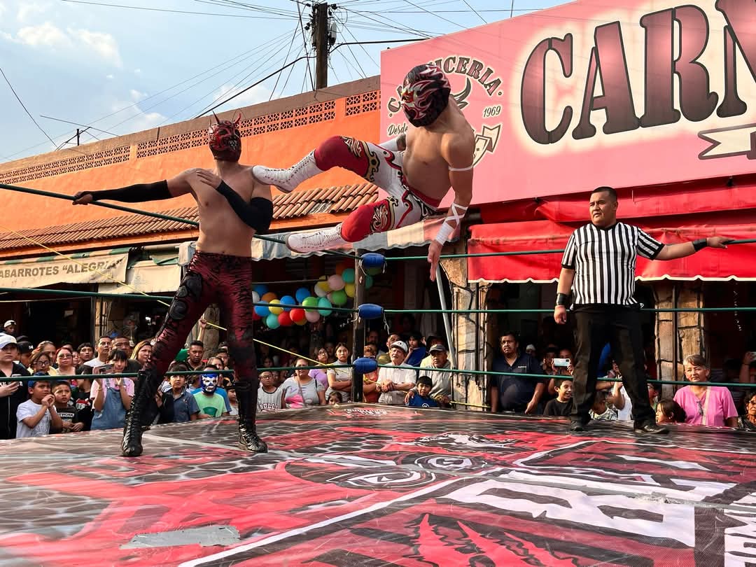 LaTijeraLucha's tweet photo. En una gran lucha que comenzó con llaveo y mucho dinamismo hasta llegar a los vuelos su1cid4s, la tercia técnica de #GoldenPower, #DinamicFly y #SombraDeToro logran vencer de excelente forma a #KidLaberinto, #Vertical y #Diagonal provocando que locatarios y clientes... https://t.co/zlOvxcYHV0