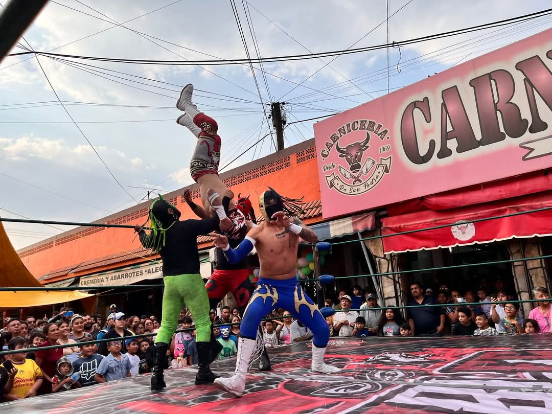 LaTijeraLucha's tweet photo. En una gran lucha que comenzó con llaveo y mucho dinamismo hasta llegar a los vuelos su1cid4s, la tercia técnica de #GoldenPower, #DinamicFly y #SombraDeToro logran vencer de excelente forma a #KidLaberinto, #Vertical y #Diagonal provocando que locatarios y clientes... https://t.co/zlOvxcYHV0
