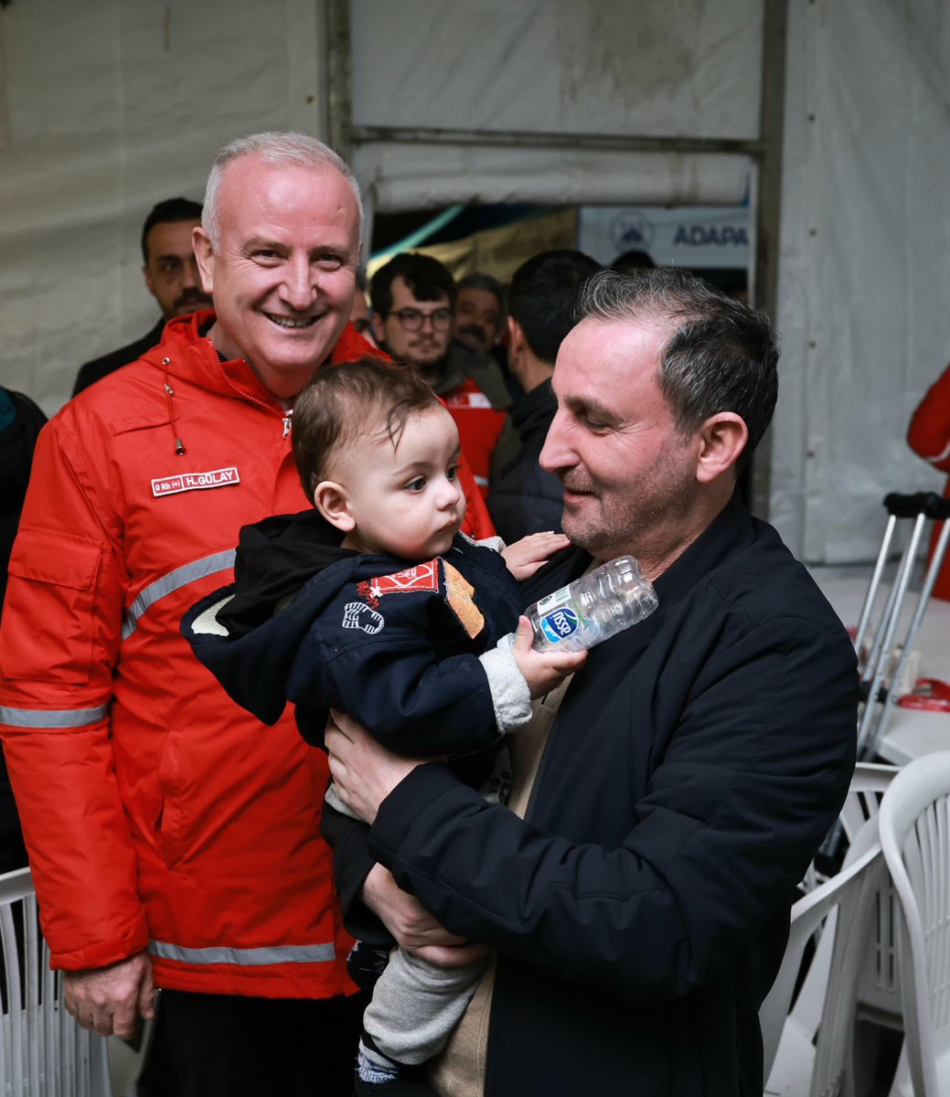 alitombastr's tweet photo. Sahada vatandaşlarımıza sunduğumuz hizmetlere katkı sağlayan Kızılay’ımıza ve Adapazarı Belediyemize teşekkür ederim. https://t.co/VCqPsbXOyA