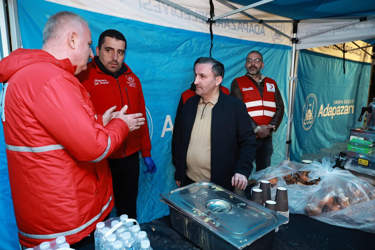 alitombastr's tweet photo. Sahada vatandaşlarımıza sunduğumuz hizmetlere katkı sağlayan Kızılay’ımıza ve Adapazarı Belediyemize teşekkür ederim. https://t.co/VCqPsbXOyA