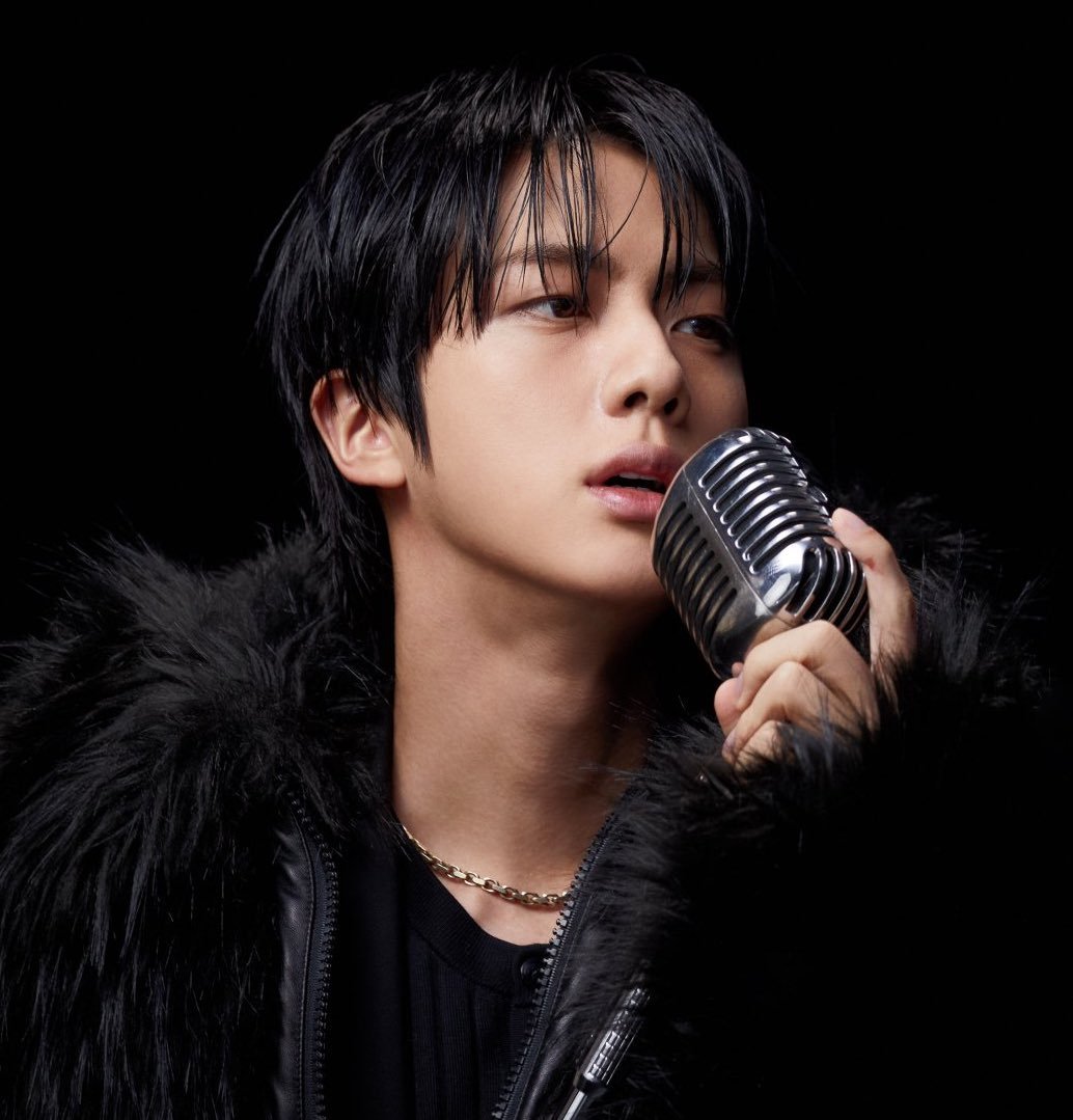 lsgrlr's tweet photo. Me: just trying to breathe
Jin: exists with that face, that mic, that jacket
Also, me: HOW is this legal?? Someone call the police! I need to report an attack!
#TooHandsome #SendHelp #VisualAttack #Jin @BTS_twt https://t.co/BmxyVDPsmB