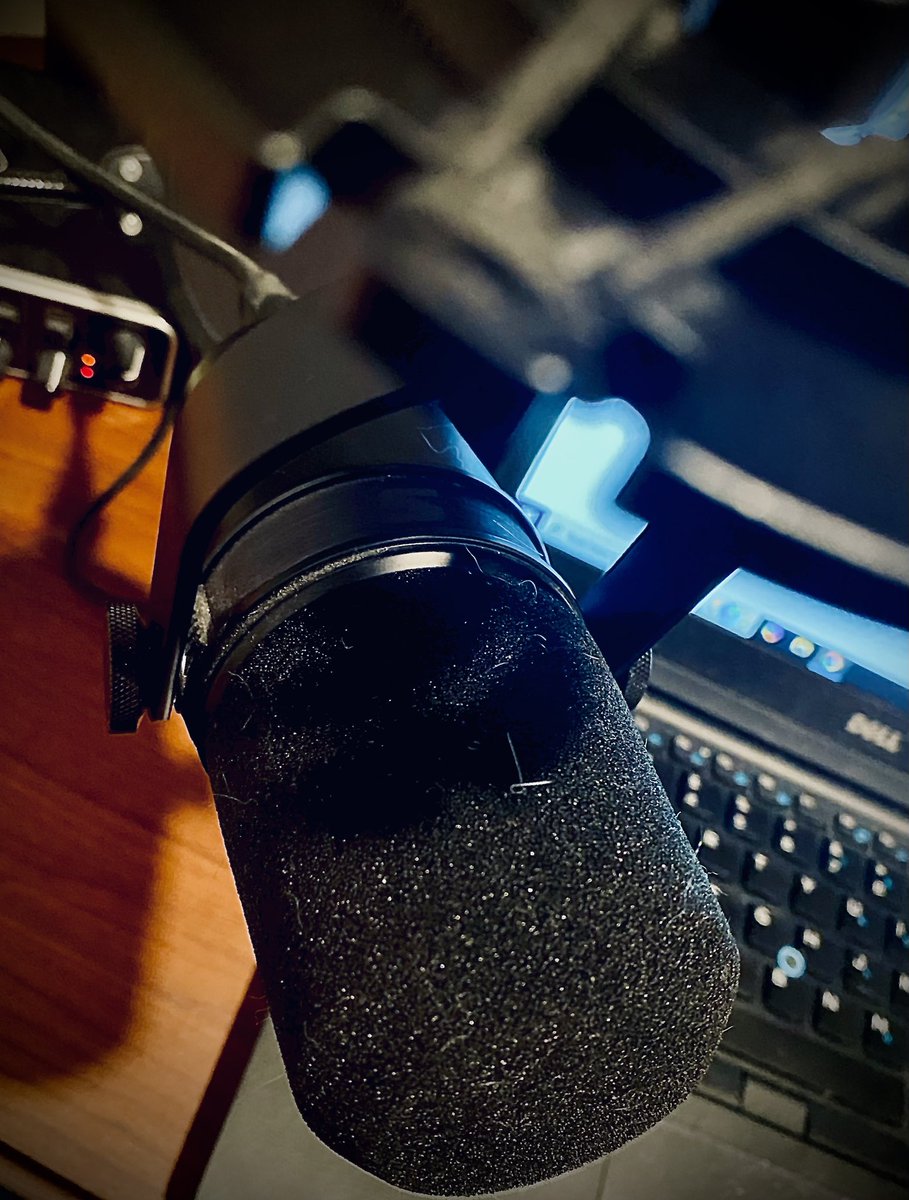 RobbyBridges's tweet photo. Fresh on the mic tonight 🎙️ #mic #voiceover #homestudio #latenightworking https://t.co/bycIcJbjPw