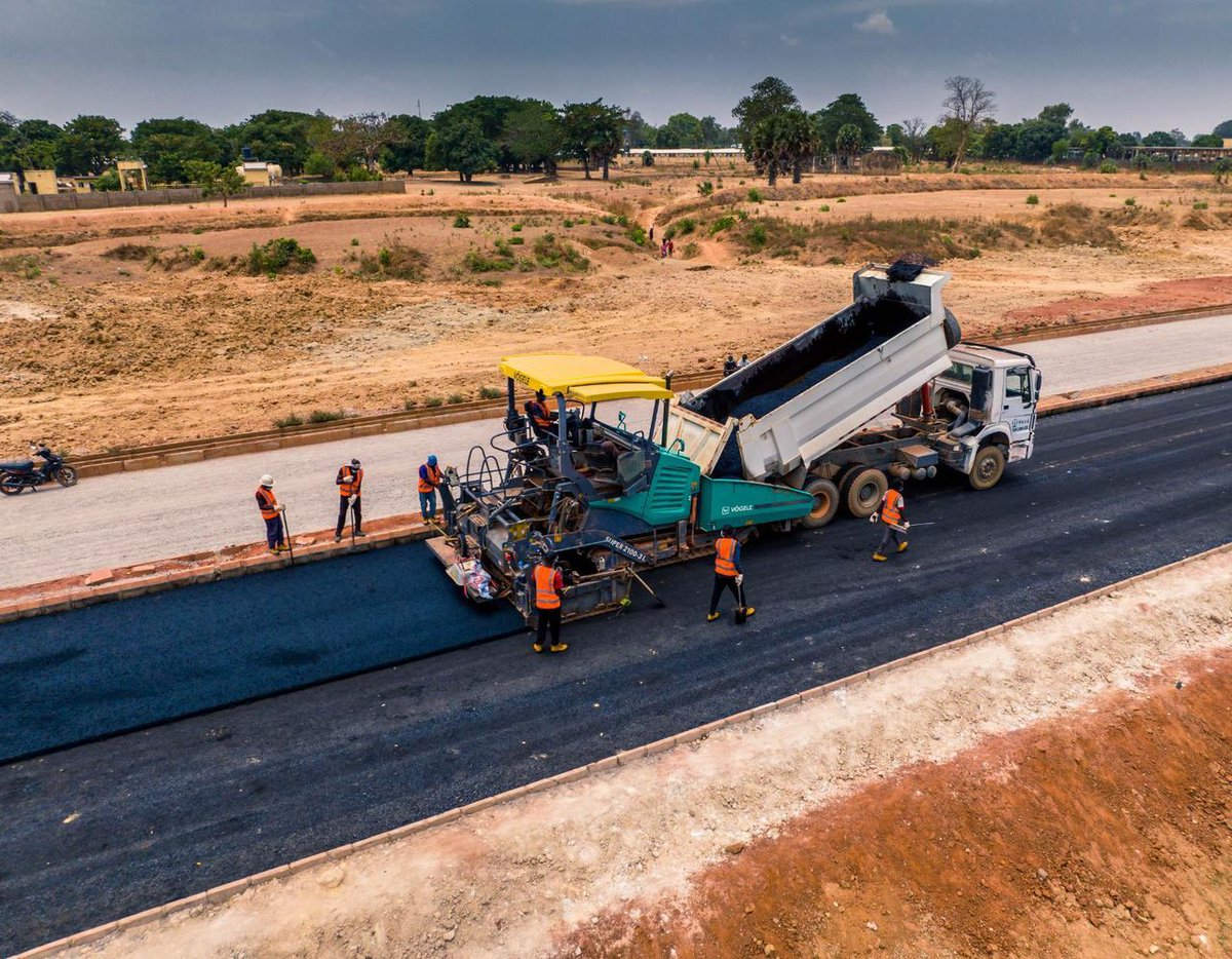 CosmoTimesNG's tweet photo. PROJECT UPDATE:
Construction of Rabah Road, connecting Arewa House to Rigasa Train Station, is progressing steadily under the administration of Governor Uba Sani. This project features an overpass at Arewa House and an underpass at Nnamdi Azikiwe Bypass.

Status: Asphalt laying! https://t.co/6d9jjVWUDG