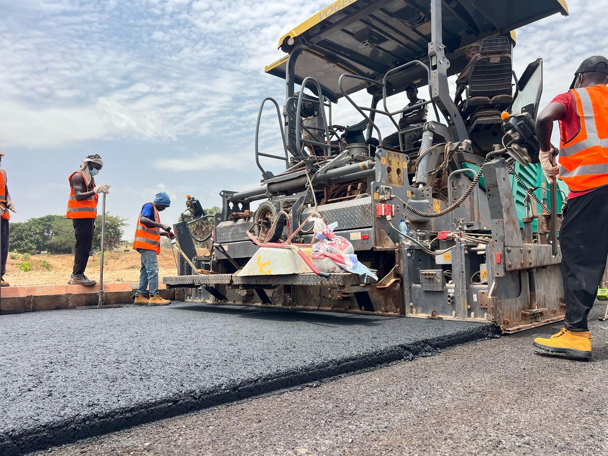 CosmoTimesNG's tweet photo. PROJECT UPDATE:
Construction of Rabah Road, connecting Arewa House to Rigasa Train Station, is progressing steadily under the administration of Governor Uba Sani. This project features an overpass at Arewa House and an underpass at Nnamdi Azikiwe Bypass.

Status: Asphalt laying! https://t.co/6d9jjVWUDG