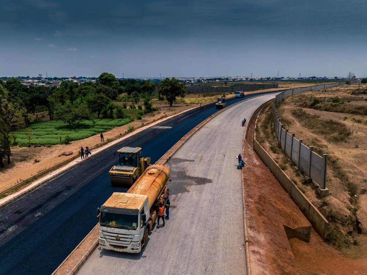 CosmoTimesNG's tweet photo. PROJECT UPDATE:
Construction of Rabah Road, connecting Arewa House to Rigasa Train Station, is progressing steadily under the administration of Governor Uba Sani. This project features an overpass at Arewa House and an underpass at Nnamdi Azikiwe Bypass.

Status: Asphalt laying! https://t.co/6d9jjVWUDG