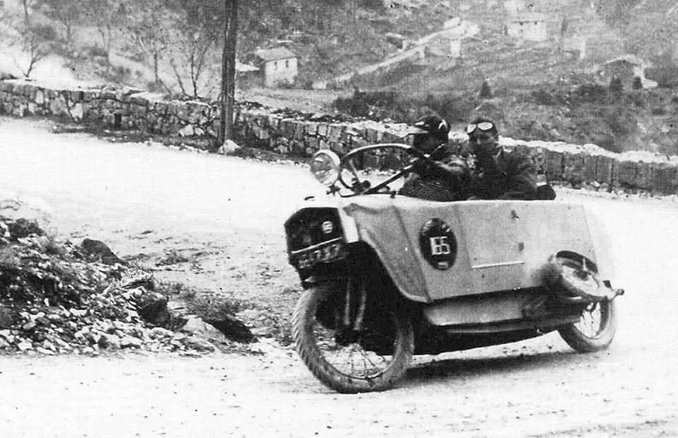 The Monotrace, an innovative vehicle produced in France 🇫🇷 between 1924-1930, stands as a testament to early 20th Century engineering and design. Known for its unique, streamlined shape, the Monotrace was a precursor to modern automotive aesthetics, blending form and function in