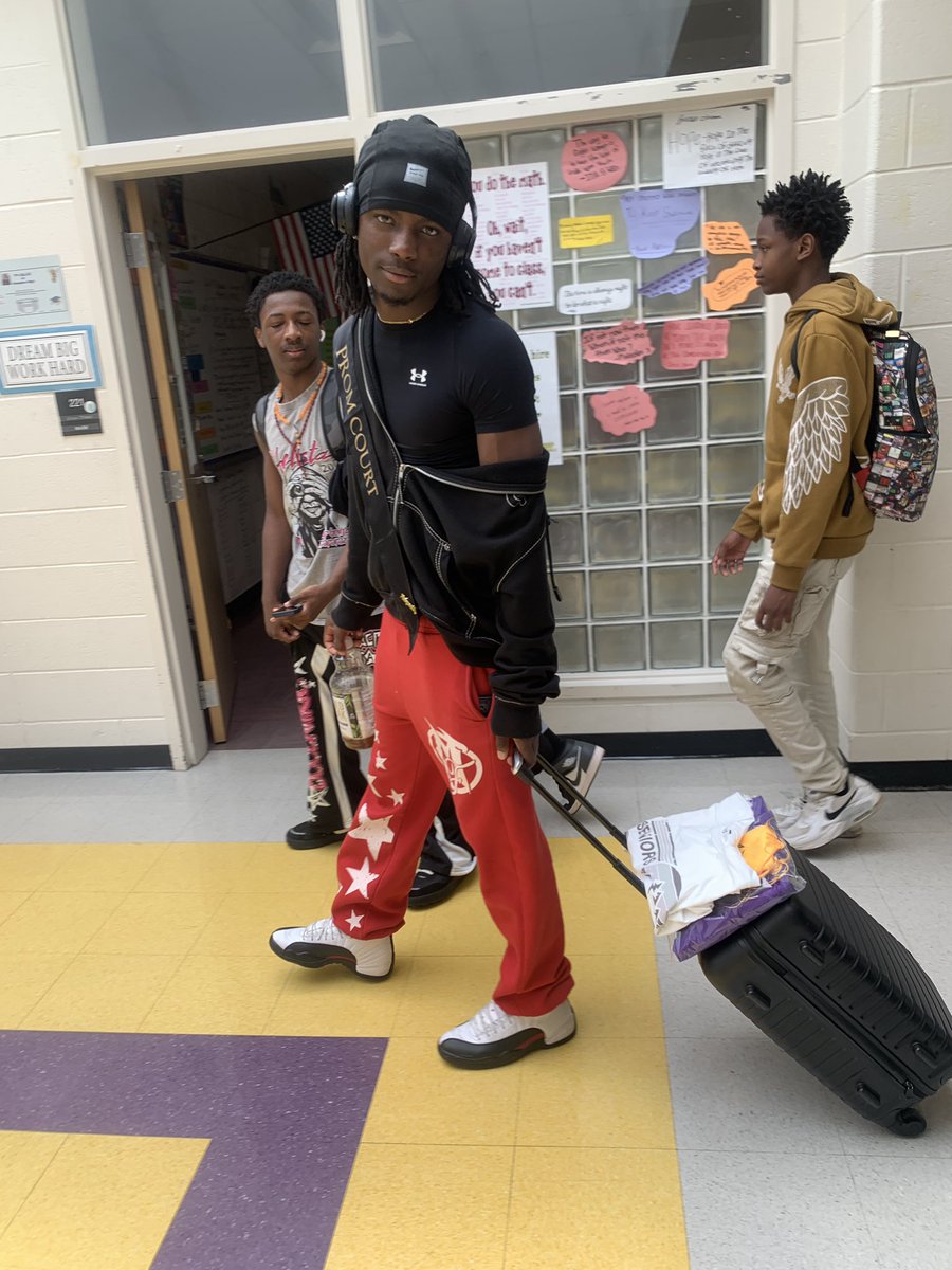 onealmath's tweet photo. Students are having a blast this week for Senior Spirit week! #AnythingButaBookbagDay #WesternDay #BootsontheGround #SeniorSpiritWeek https://t.co/Vey4R2CcyF