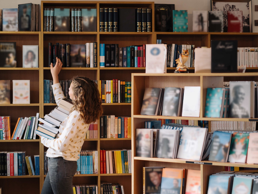 How can I help readers in upper elementary and middle school read more?
Professor Dianna Townsend in <a href="/UNRCoEHD/">College of Education and Human Development</a> shares strategies to spark a love of reading in older kids. #AskTheProfessor bit.ly/4lI3Lbh