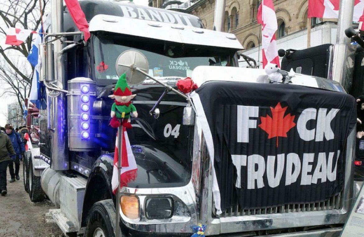 guyfelicella's tweet image. Let’s talk about the “Brantford boomer.”
👉 Canadian Conservatives — you have REALLY lost the plot 👈
To summarize: Conservative protesters yelled at Liberal supporters outside a rally, waved “F*ck Carney” flags, shouting obscenities through megaphones, called them libtards…