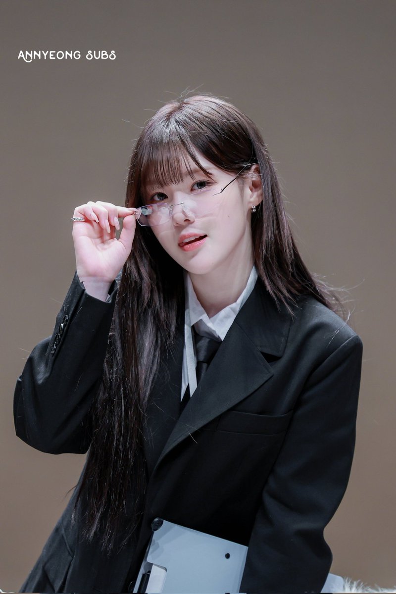 chaehyunhours's tweet photo. WELL https://t.co/aLw5yXIXrQ