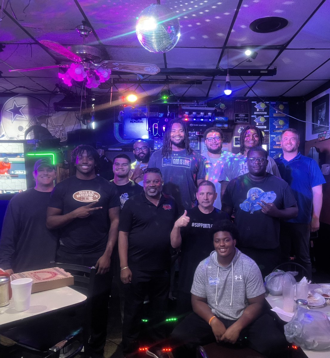 Thank you James, Tommy, and the Mona Lisa staff for having the HU HAWGS and Tight Ends out to your restaurant. The food and hospitality were top notch! 
🏴‍☠️ ⚓️ 🌊