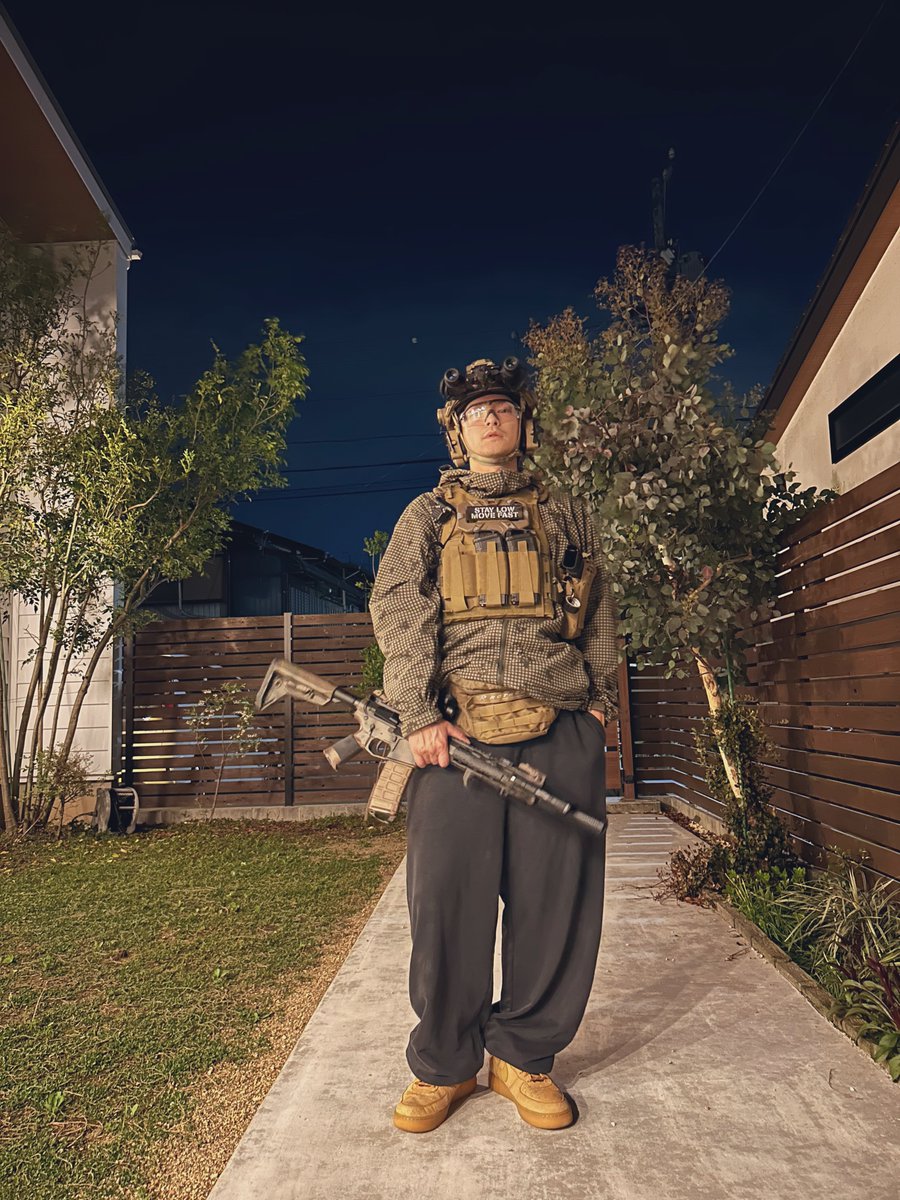 ACKMAN_THE_KID's tweet photo. ポーチ類を変えてみたので宅トレならぬ宅runway🚶ラフな夜戦装備🌒

#airsoft #SLMF #サバゲー https://t.co/C3nCfA0Dri