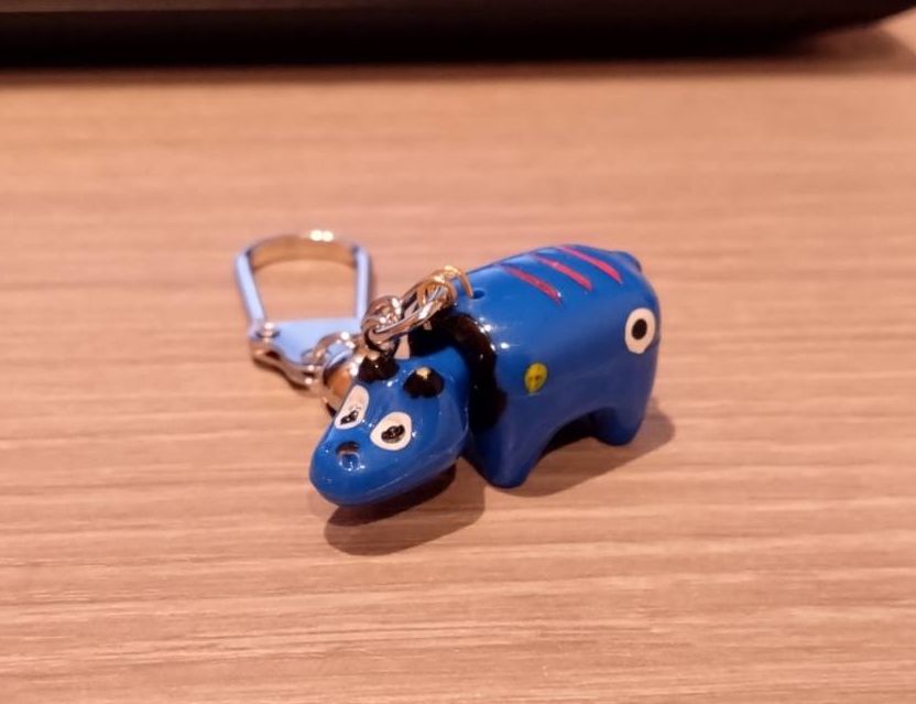 赤べこキーホルダー入手した。ちゃんと首が動く。