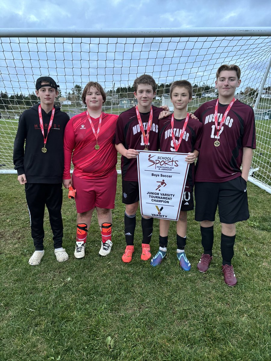 soccerlynn05's tweet photo. School soccer 24/25  🥇🥇🥇MVP x3 https://t.co/fJuJ7ZTjcn