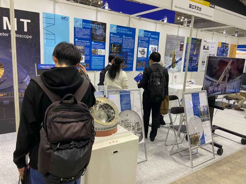 本日もパシフィコ横浜で国立天文台のブース展示をしております（10：00－17：00）。TMTやすばる望遠鏡のような地上大型望遠鏡に必須の技術である補償光学のデモもありますので、ぜひお立ち寄りください。#OPIE は4/25（金）まで開催です。