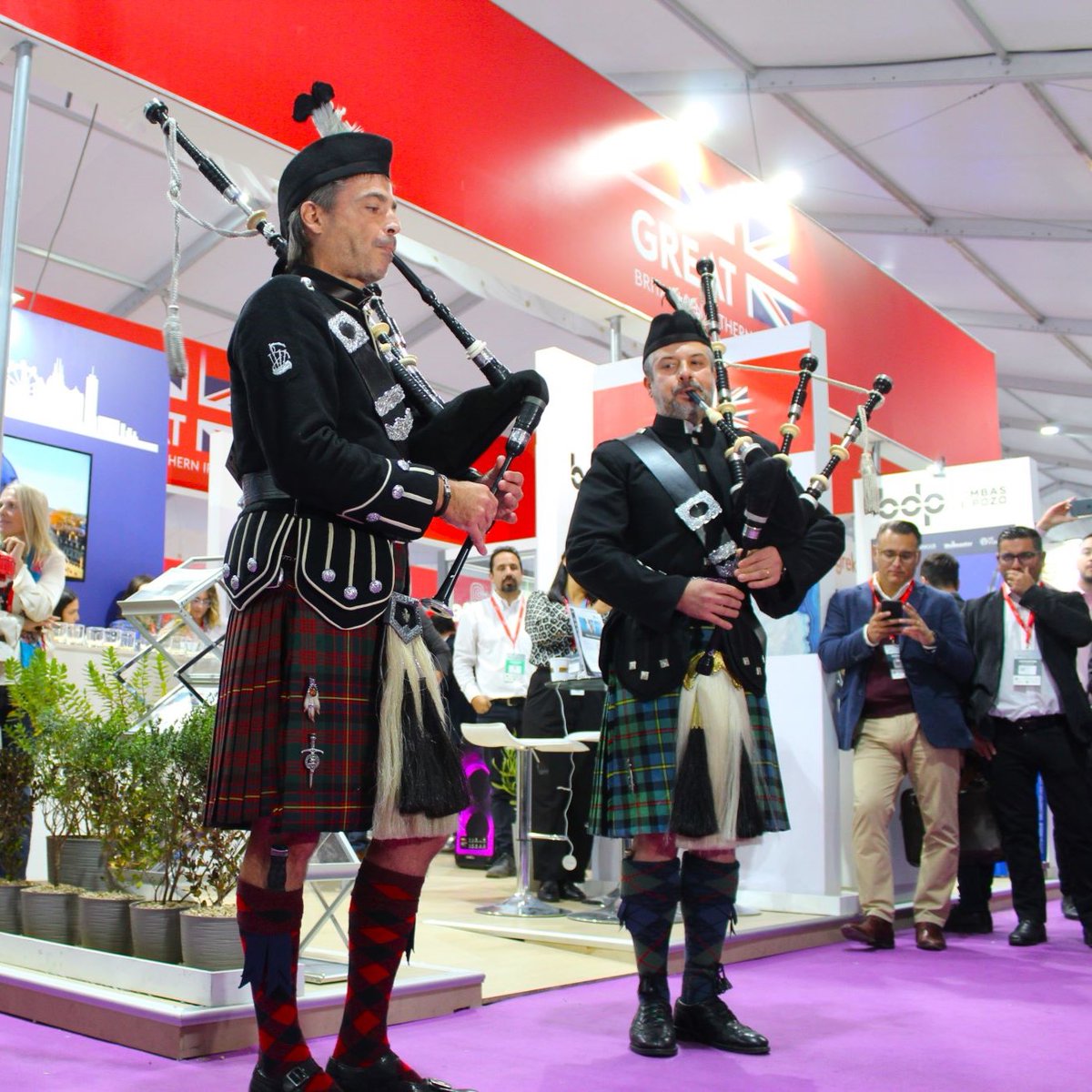 Durante la segunda jornada de la #UKGreatZone en #EXPOMIN2025, los asistentes disfrutaron de una charla sobre sustentabilidad en minería, una presentación única de gaiteros británicos, y una exclusiva sesión de whisky tasting.