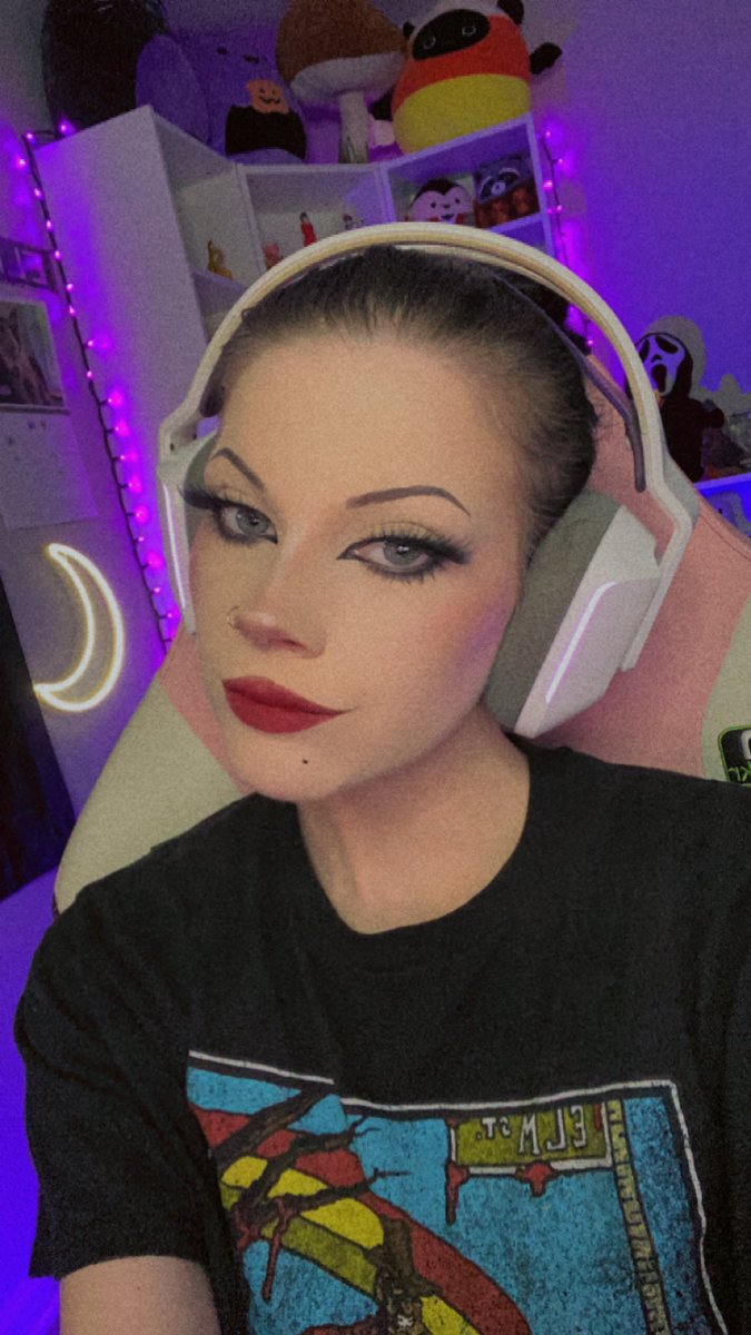 Get in Losers we’re going Looping 🤍🖤
Live on Twitch!! 🕷️🕸️
Twitch.tv/BlackIvyyy