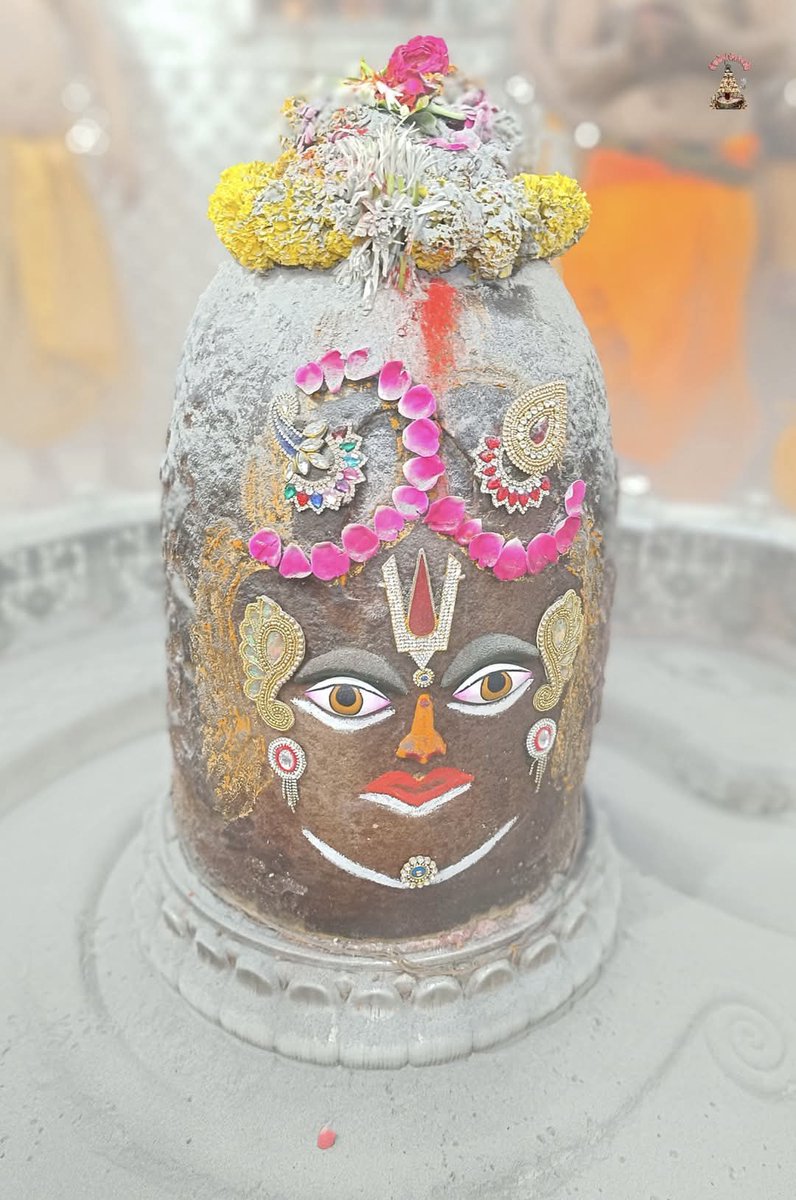 🙏🌹 *जय श्री महाकाल*🌹🙏
*श्री महाकालेश्वर ज्योतिर्लिंग का आज का भस्म आरती शृंगार दर्शन*
🔱 *24 अप्रेल 2025 (गुरुवार)*🔱