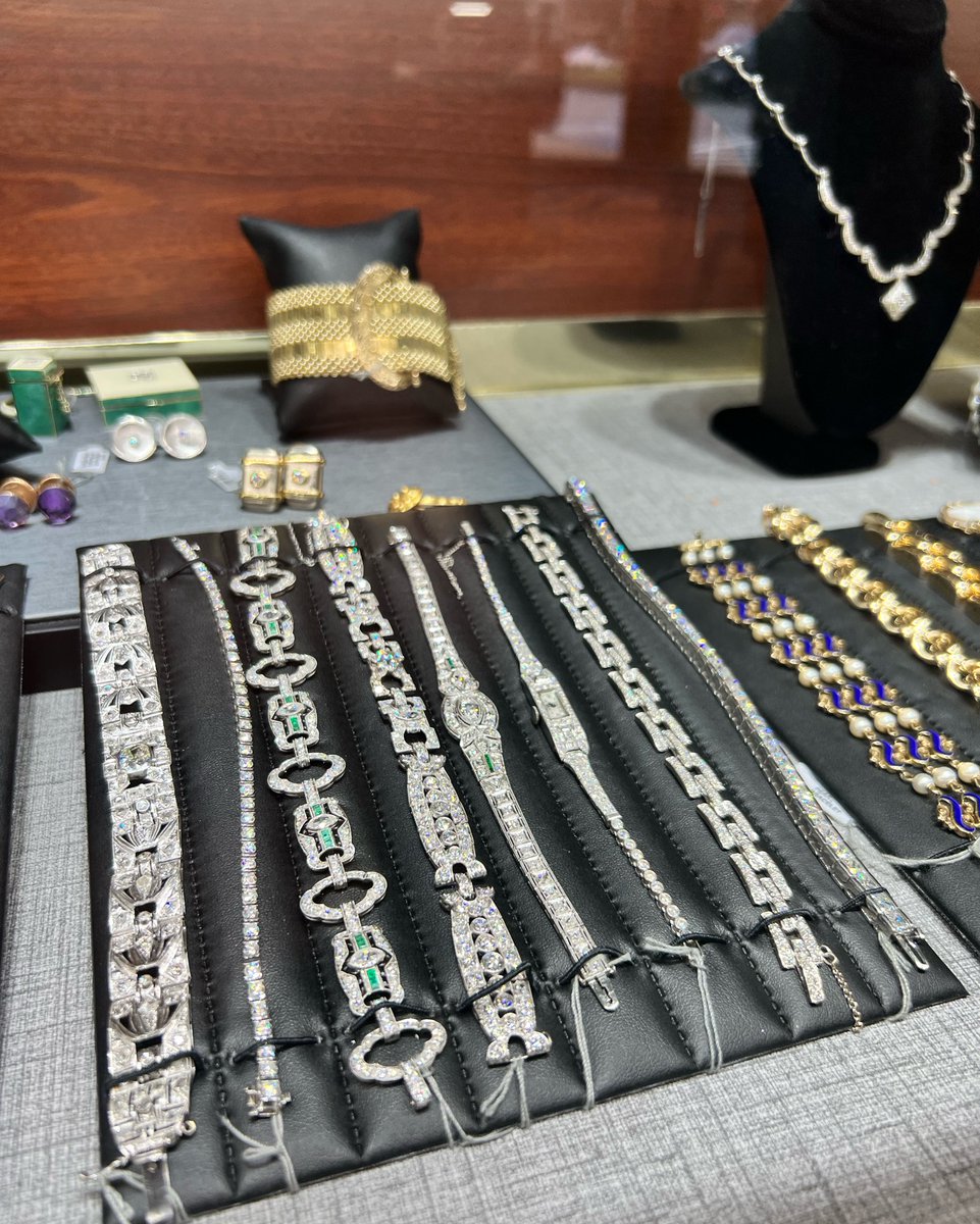 Sergiosjewelers's tweet image. Jewelry is the ultimate gift of love and appreciation. Find that perfect piece for your loved ones at Sergio's Fine Jewelers and make their day extra special. 💖

#GiftOfJewelry #TimelessGift #JewelryForLovedOnes #SergiosJewelers