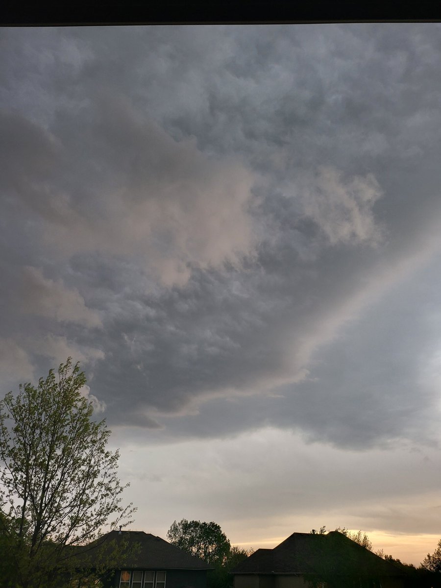 WhitneyBeiler's tweet photo. Looks ominous in south overland Park @WesWeather @glezak @JeffPennerKSHB https://t.co/9weS92ZqMd