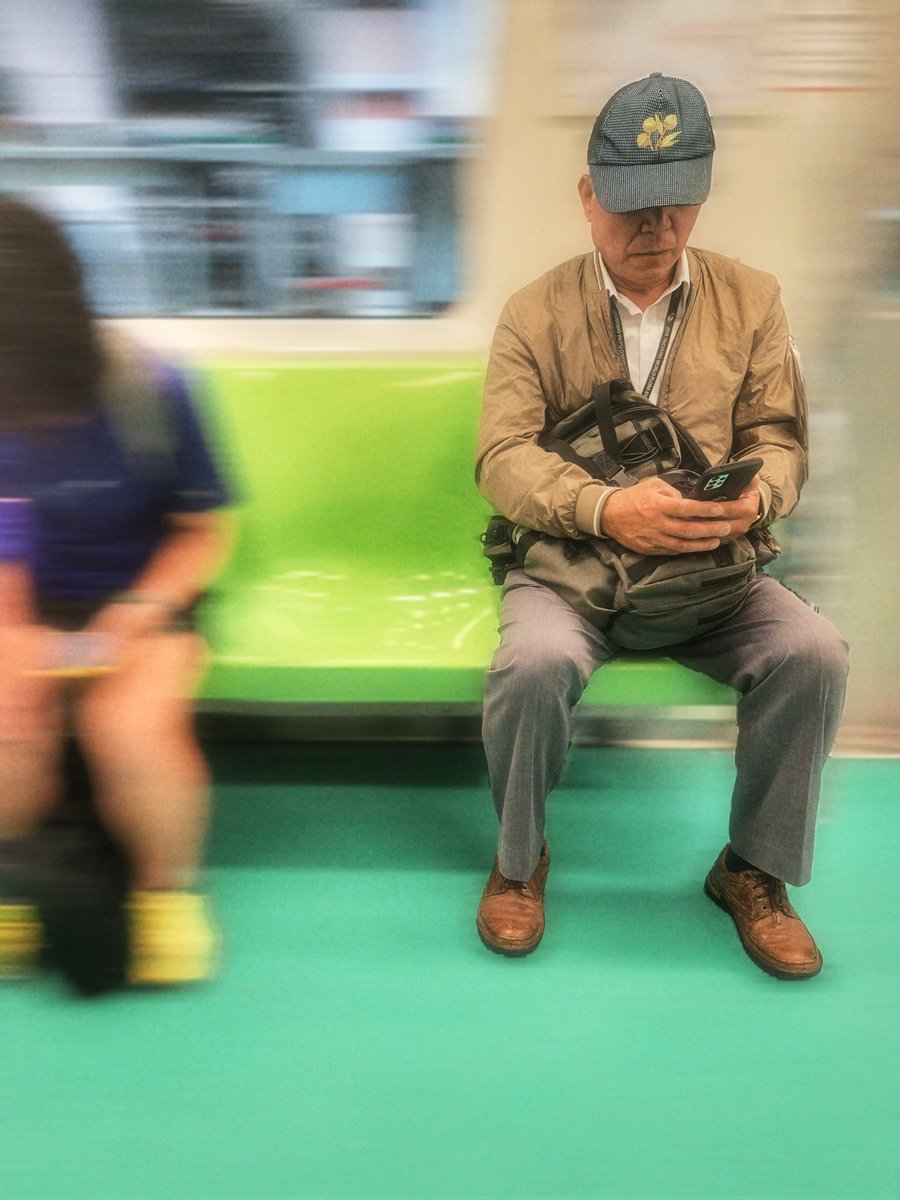 一上車就先吸到熟男的費洛蒙
操 我又硬了 
跟他眼神交會的一秒 感覺就很會頂穴
看著他的皮鞋真想跪下去幫他吹舔全身
還有哪裡的的大叔給吸🥵
#台中
#熟男
#上班日常