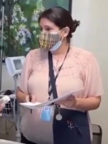 A diva oficial de justiça com duas máscaras pra entregar a intimação pro inelegível, imagina o fedor de bosta na UTI