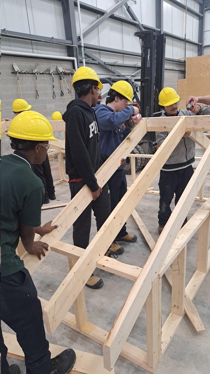 🔨📐 Nos élèves de la MHS Construction ont eu l’occasion de mettre la théorie en pratique lors d’un atelier alliant mathématiques et charpente de toit au campus La Cité ! Une belle façon de découvrir comment les chiffres prennent forme dans le concret du métier !