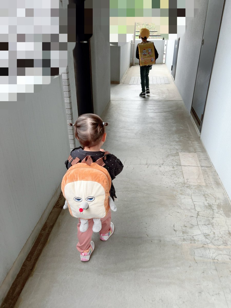 ichigo7373's tweet image. 兄のランドセルに憧れてパンどろぼうリュックで保育園に登園する２歳可愛い🫶🫶🫶