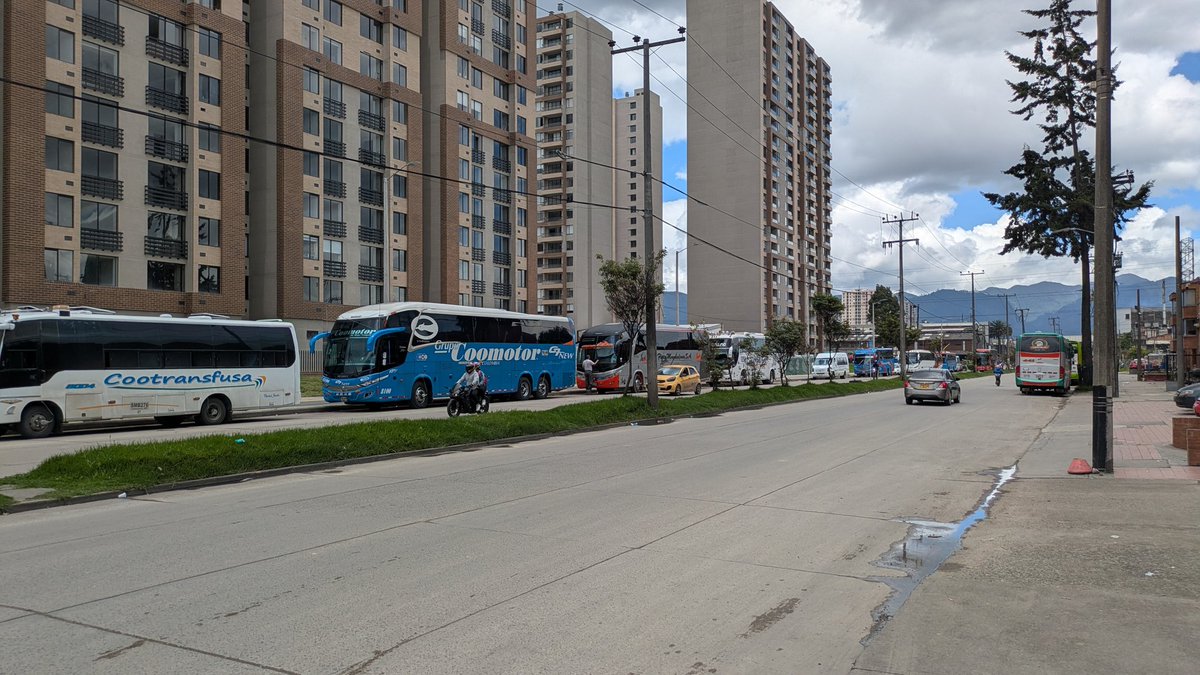 zarcomalcon's tweet photo. @TerminalBogota @SectorMovilidad @Bogota Urgente su intervención en Calle 19 entre Cra. 68 D y Cra. 69. Sus buses de transporte intermunicipal tienen invadido el sector recogiendo pasajeros y carga, y estacionado y lavando buses. https://t.co/EgVG2MInEL