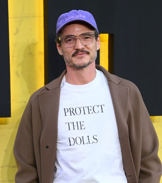 SiteJamesons's tweet image. 🚨 PROTECT THE DOLLS

Pedro Pascal, o Sr. Fantástico do MCU, chamou atenção na Premiere de Thunderbolts em Londres ao aparecer usando uma camiseta escrito "Protect the Dolls".

Essa é uma frase que virou símbolo de apoio às mulheres trans. E o fato de a Premiere ter ocorrido em…
