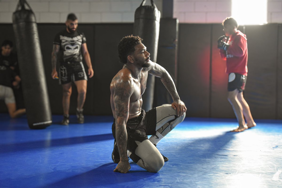 Ningún presidente, ningún alcalde y ninguna figura publica, me impulso y ayudo como mis padres, entrenadores, amigos y familiares, todos se sacrificaron por mi sueño 
Es por eso que seré la pelea estelar en la empresa que siempre soñé
HONOR A QUIEN HONOR MERECE🔥