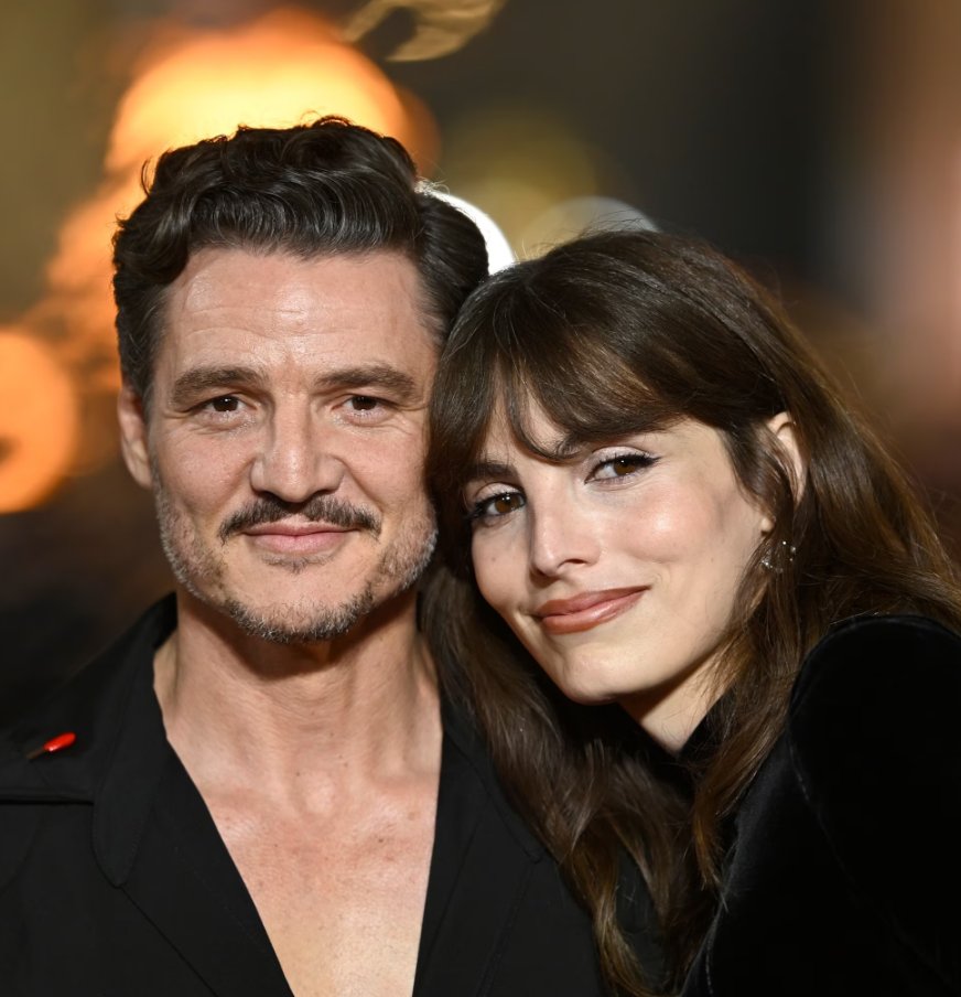 SiteJamesons's tweet image. 🚨 PROTECT THE DOLLS

Pedro Pascal, o Sr. Fantástico do MCU, chamou atenção na Premiere de Thunderbolts em Londres ao aparecer usando uma camiseta escrito "Protect the Dolls".

Essa é uma frase que virou símbolo de apoio às mulheres trans. E o fato de a Premiere ter ocorrido em…