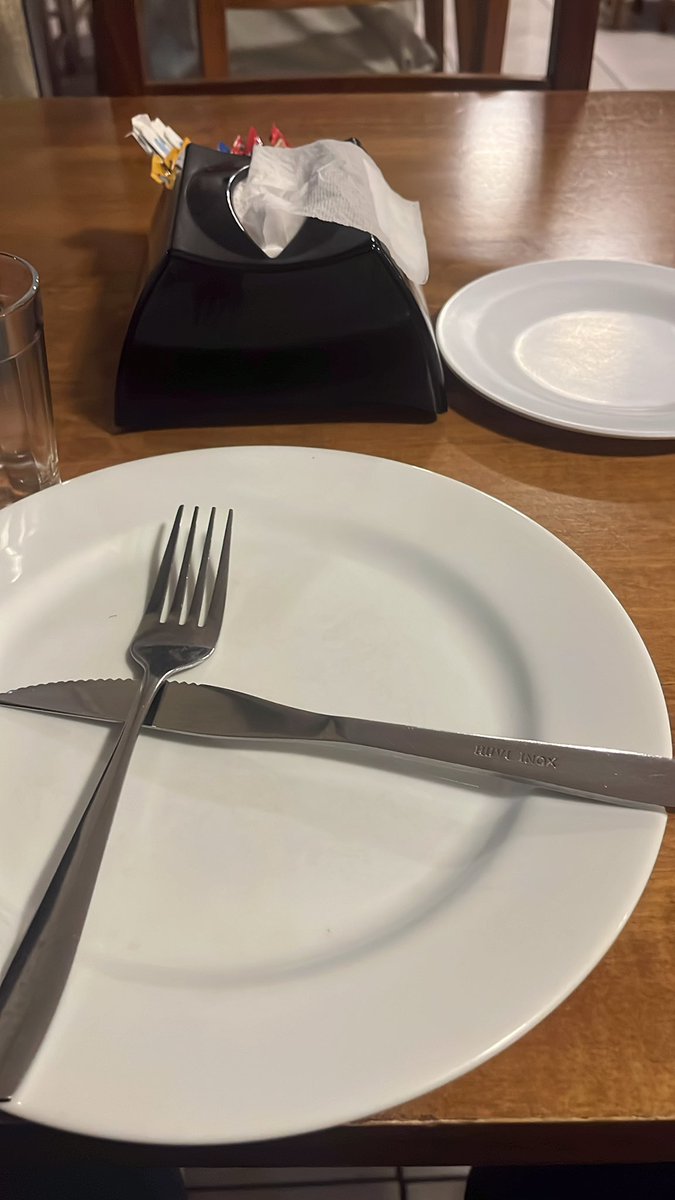 pqp_BrunaG's tweet photo. E quem diria, eu Bruna com mais de 40 pessoas no meu aniversário não ter um pra fazer companhia em uma quarta feira a noite https://t.co/BsLpmU1W6d