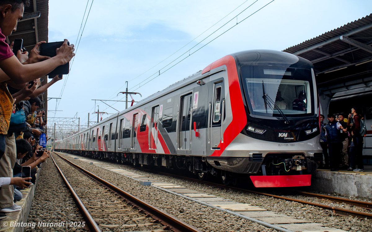 HoshinoTetsudo's tweet photo. SFC120-V系 [CLI-125.1001/1012] arriving at Jakartakota. as one of the parades at the 100th anniversary of electrification event.

#鉄道 #鉄道写真 #keretaapiindonesia #Railways #railwayphotography #indonesianrailway #fotokereta #KRL #commuterline #CRRC #KAIC #jakarta https://t.co/r2P8sAzKU3