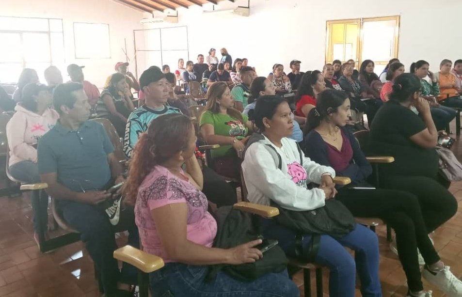 📢 Comisiones electorales de las comunas y circuitos comunales del estado #Monagas, reciben inducción por parte del <a href="/cneesvzla/">cneesvenezuela</a>. ¡Rumbo a la segunda  consulta nacional popular este #27DeAbril! 🗳️