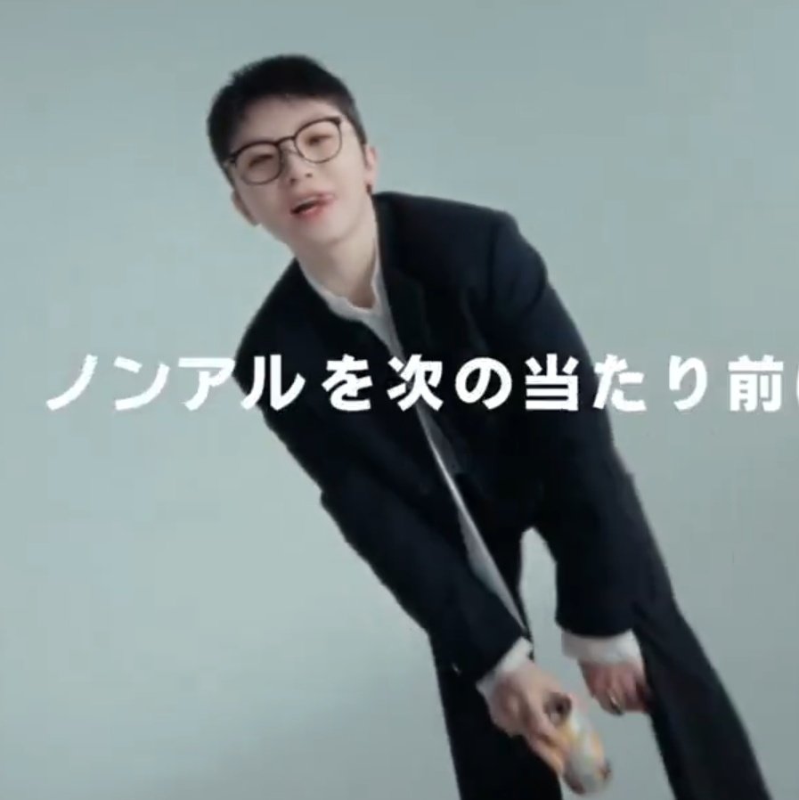 aludraexe's tweet image. no one is looking at that damn canned drinks